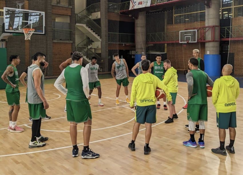 Brasil treina em Santiago de olho na estreia no Pan nesta terça
