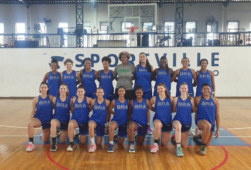 Seleção Brasileira sub-16 feminina recebe a visita de Alessandra, campeã mundial e medalhista olímpica