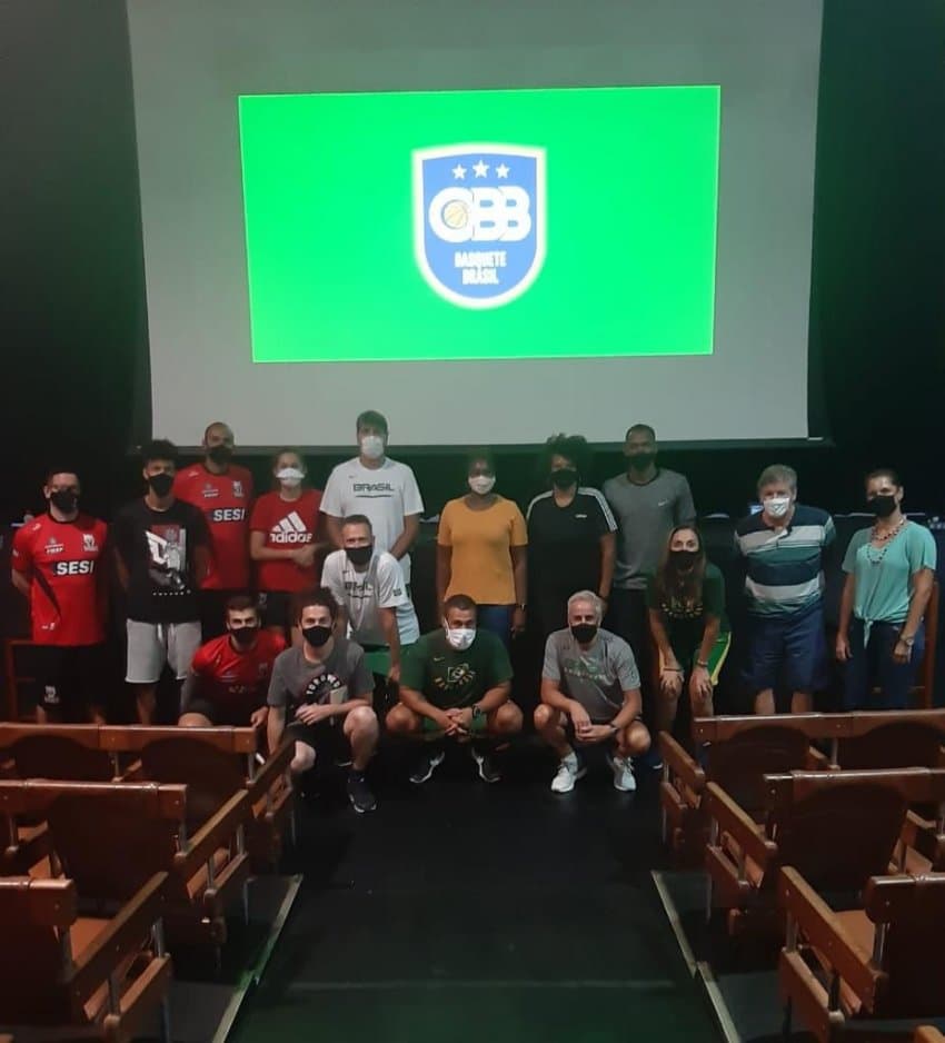 Comissão técnica da Seleção feminina sub-18 troca experiências em Araraquara