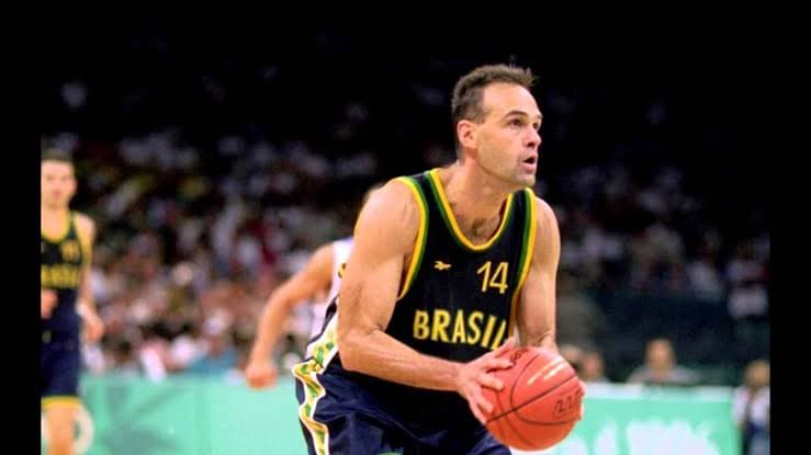 Oscar Schmidt viaja à Europa para ingressar no Hall da Fama do Basquete da Espanha