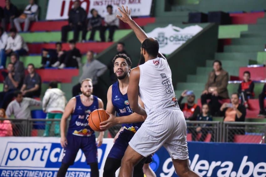 Blumenau vence Osasco em jogo de duas prorrogações no Brasileirão