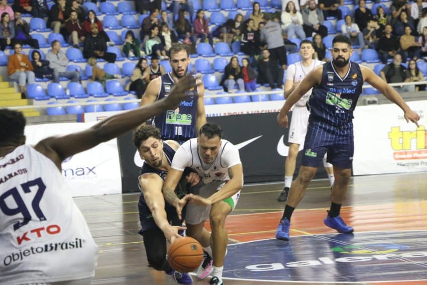 Basquete Santos bate o Blumenau e completa o Final Four do Brasileirão