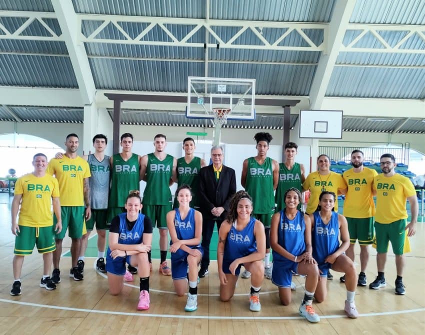 Seleções 3x3 sub-18 recebem visita do secretário geral da CBB nos treinos
