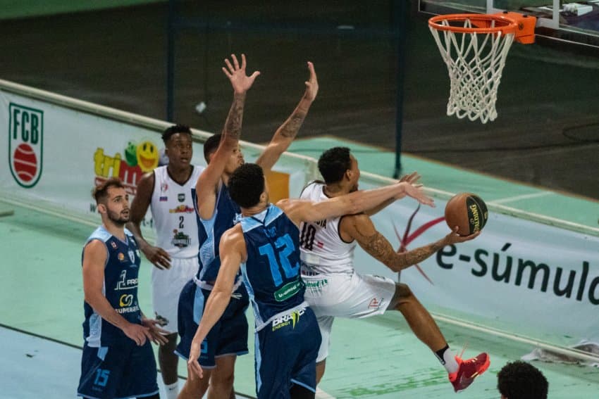 Com diferença de quatro pontos, Basquete Joinville vence o time do Londrina Basketball pelo Brasileirão