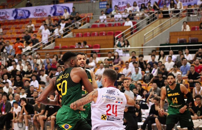 Brasil encerra amistosos pré-Mundial com revés para a Sérvia na Solidarity Cup