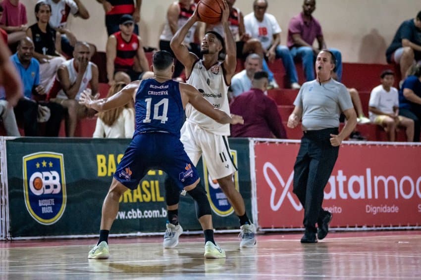 Blumenau bate o Vitória e vence a terceira seguida no Brasileirão