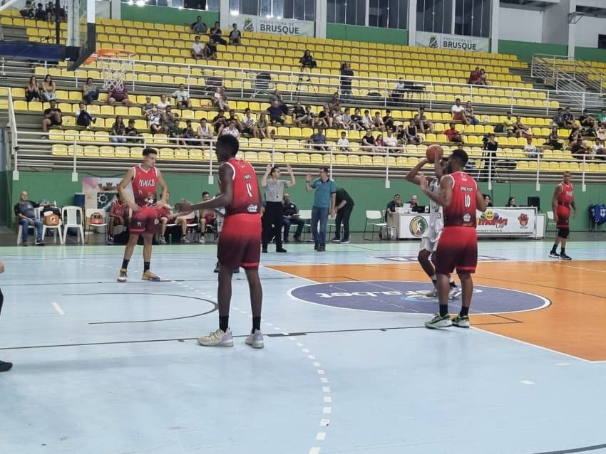 Brusque e Santos vencem mais uma no Brasileirão de Basquete