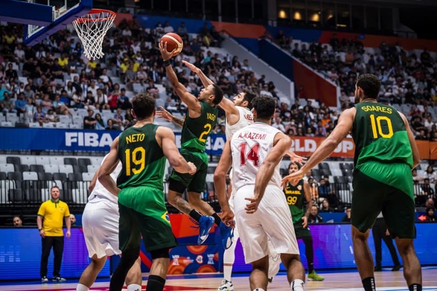 Brasil derruba o Irã na estreia da Copa do Mundo de Basquete