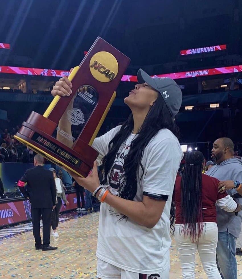 Kamilla Cardoso se torna a primeira brasileira campeã da NCAA