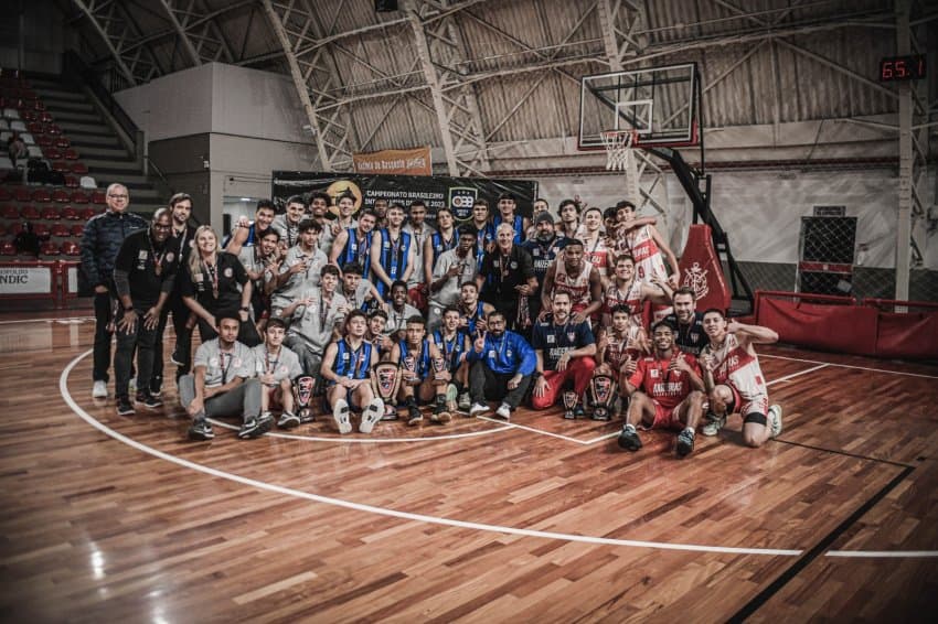 Pinheiros é bicampeão  da fase final do CBI sub-17 masculino