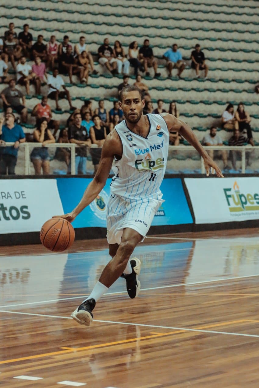 Basquete Santos vence o Cruzeiro e assume ponta no Brasileirão