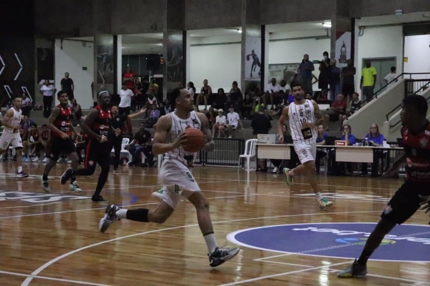 AZ Araraquara vence o Vitória pelo Brasileiro de basquete