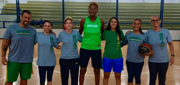 Seleção Brasileira feminina sub-18 recebe a visita da ex-pivô Alessandra