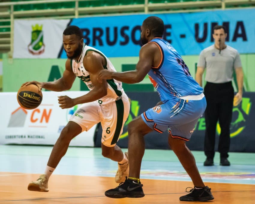 Renovação da arbitragem começa a colher frutos internacionalmente no basquete