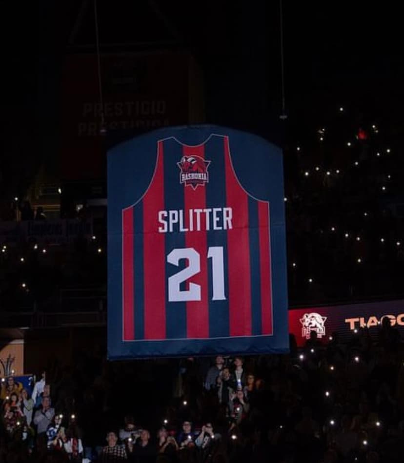Tiago Splitter tem camisa 21 aposentada pelo Baskonia