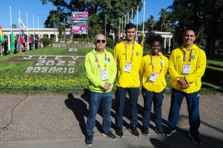 Matheus Gueiros, capitão da Seleção 3x3 nos Jogos Sul-Americanos da Juventude, hasteia bandeira do Brasil em Rosário