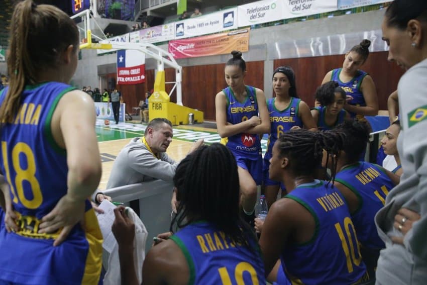 CBB realiza acampamento de basquete para jovens talentos femininos