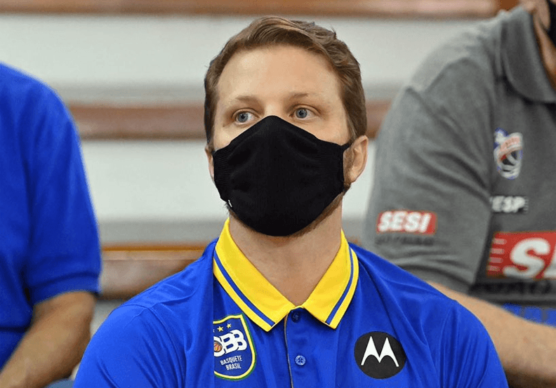 Técnico da Seleção Brasileira masculina, Gustavo De Conti assiste à final da LDB