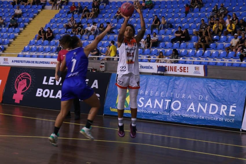 Com bola decisiva no fim, Unisociesc/Blumenau vence Santo André no sul e sobe para o quarto lugar