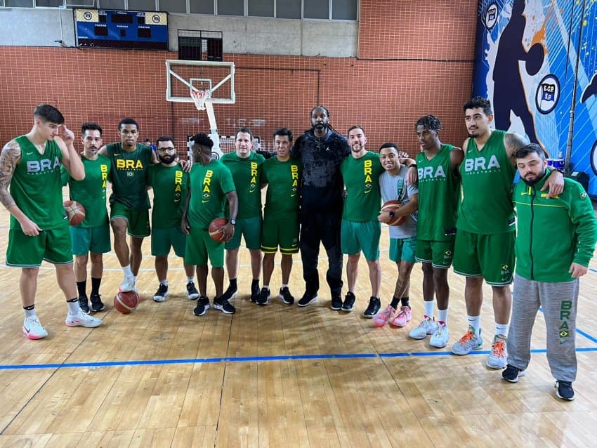 Seleção Brasileira recebe a visita do ex-pivô Nenê durante treinos para Eliminatórias e AmeriCup