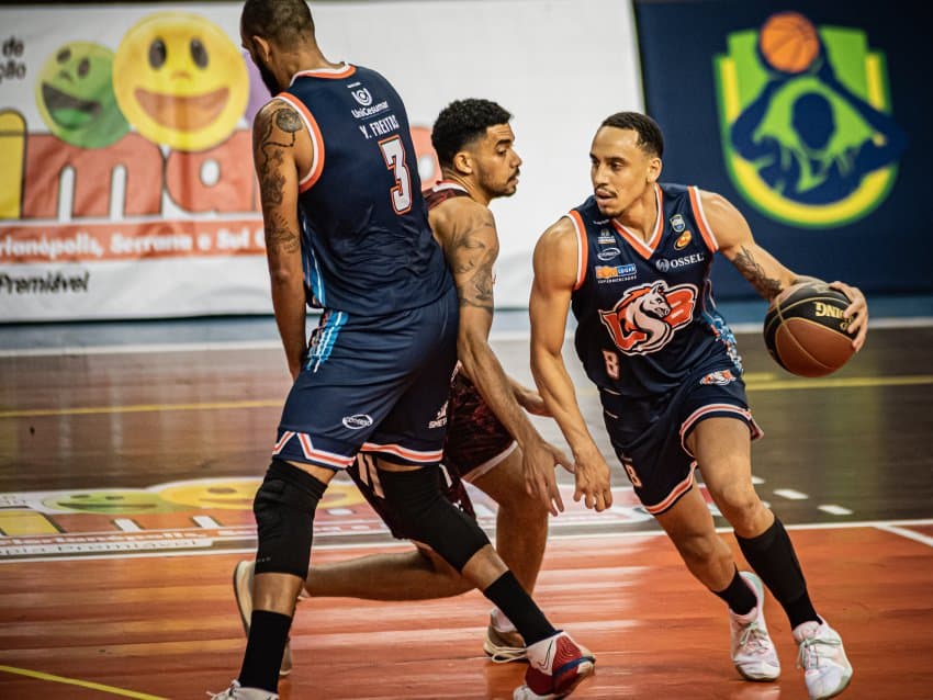 LSB vence o Flamengo Blumenau  e pega o São José na final do Brasileirão de basquete