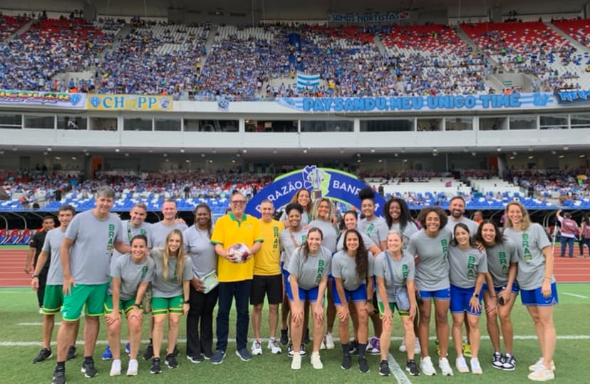 Seleção feminina visita o Re-Pa e é ovacionada no Mangueirão