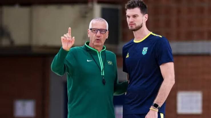 Aleksandar Petrovic renova no comando do Brasil; CT segue com Tiago Splitter