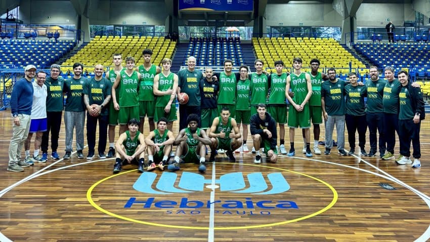 Ídolos da Seleção Brasileira visitam treino da equipe Sub-18 masculina em São Paulo
