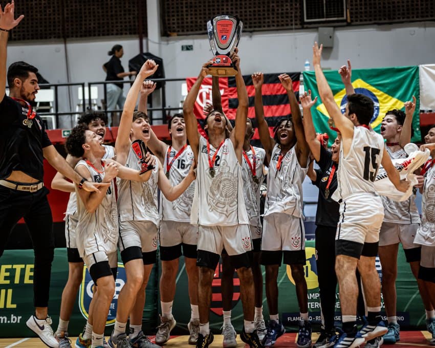 Corinthians é campeão do CBI sub-15 masculino diante do Pinheiros