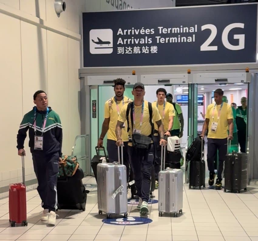 Seleção masculina de basquete desembarca em Paris