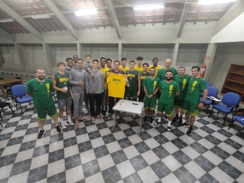 Seleção sub-18 masculina recebe visita do ex-jogador Eduardo Agra