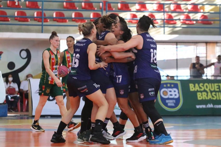 Com 22 pontos de Vitória, KTO/Blumenau vence Sampaio Basquete na prorrogação e garante vaga inédita na decisão da LBF