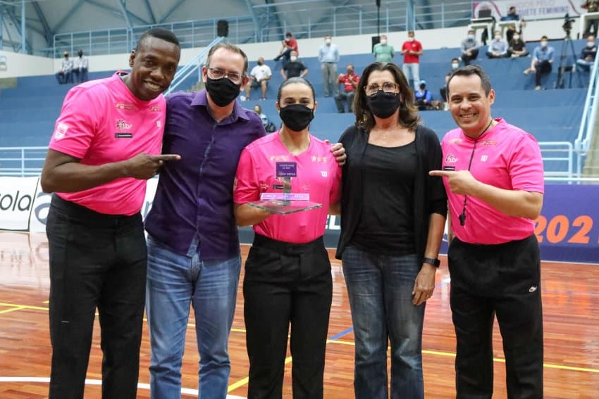 Vice-presidente da CBB, Magic Paula entrega placa de homenagem para Andreia Regina