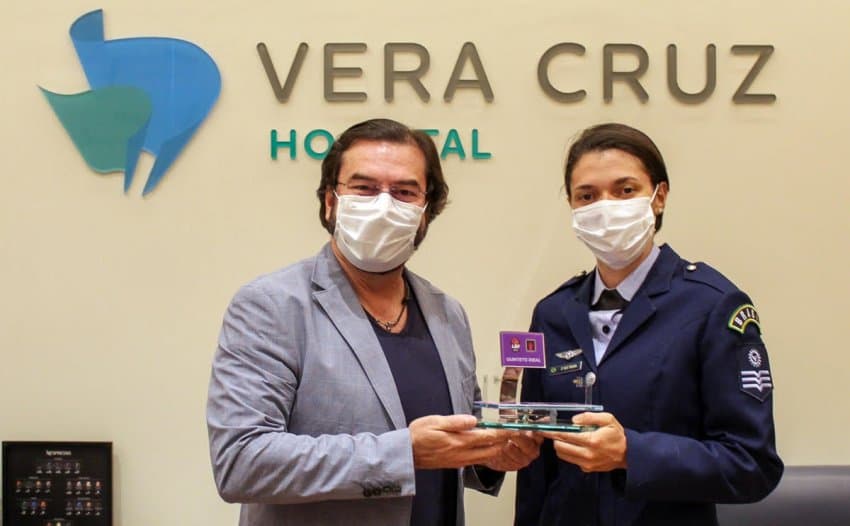 Destaque da LBF 2021, Tassia recebe troféu de Quinteto Ideal no Vera Cruz Hospital