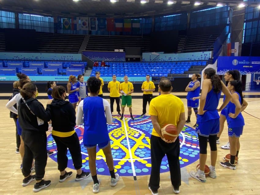 Com grupo definido, Brasil faz último treino antes da estreia no Pré-Mundial de basquete feminino