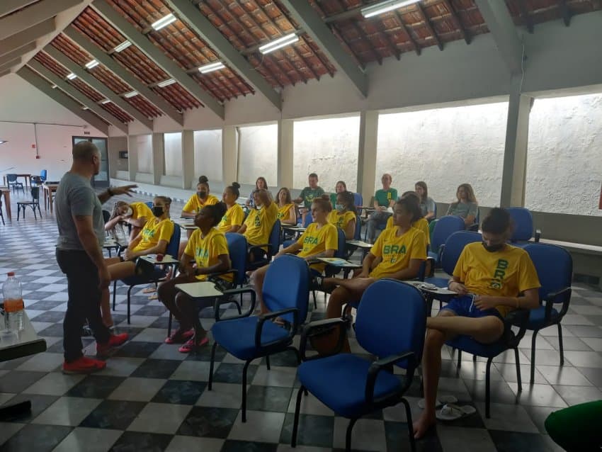 Motivação e autoestima: atletas da Seleção sub-18 feminina recebem palestra de coach Ricardo Borin