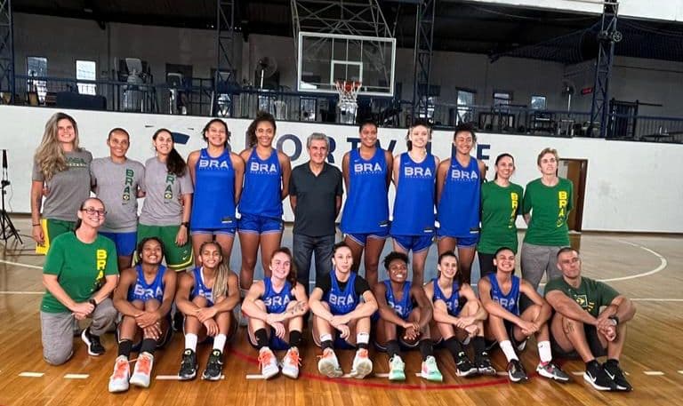 Seleção feminina sub-18 recebe visita do técnico tricampeão olímpico, José Roberto Guimarães