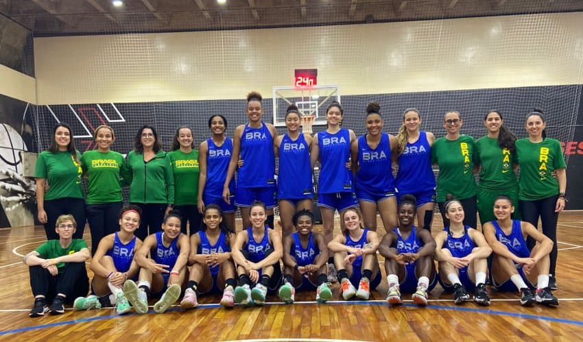 Magic Paula visita a Seleção feminina sub-18 na véspera da viagem para a AmeriCup