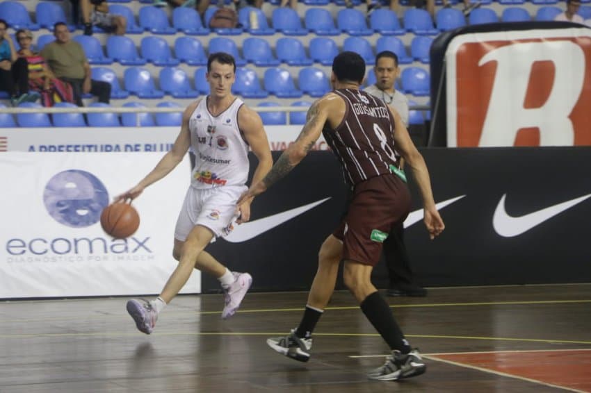 Blumenau e Praia Clube vencem AZ Araraquara e Basquete Pinda pelo Brasileirão