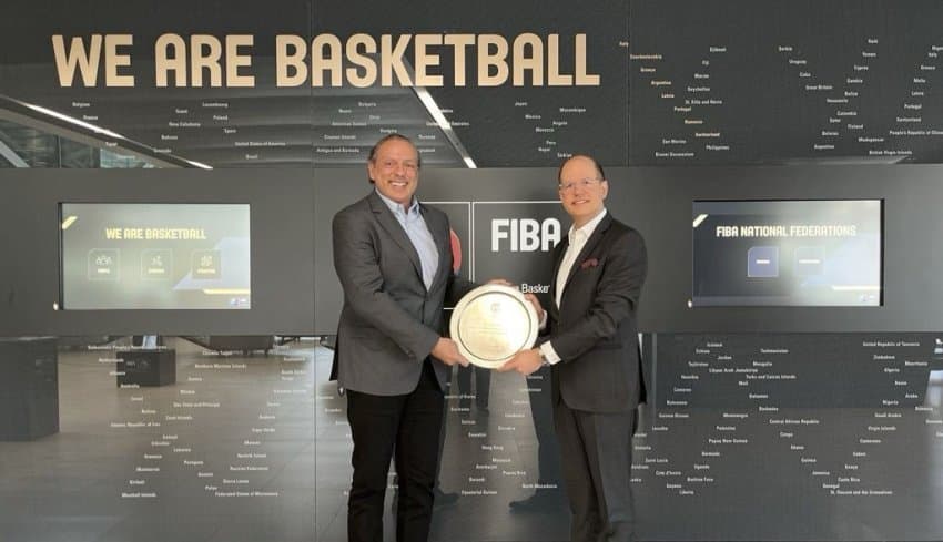 Guy Peixoto recebe o Prêmio Prata da FIBA em reconhecimento ao seu impacto no basquete brasileiro