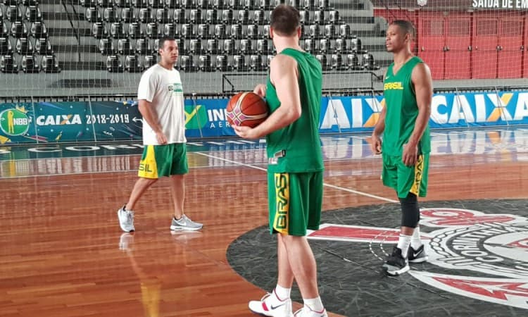 Petrovic comanda primeiro treino na capital paulista com o grupo completo 