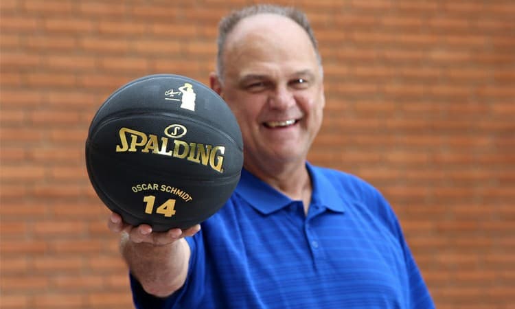 Spalding lança edição limitada de bolas em homenagem ao ex-jogador e ídolo Oscar Schmidt