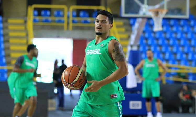 Um dos estreantes da Seleção, Pecos ganha elogio do chefe, vibra com oportunidade e enaltece concorrentes 