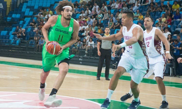 Liderado por Varejão, Brasil convence, bate a Venezuela e assume a liderança do grupo B das classificatórias