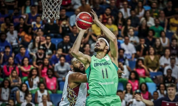 Varejão desempenha papel importante dentro e fora da quadra na Seleção