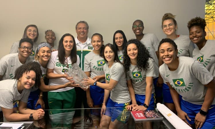 Seleção feminina se encontra com o presidente e visita sede da CBB