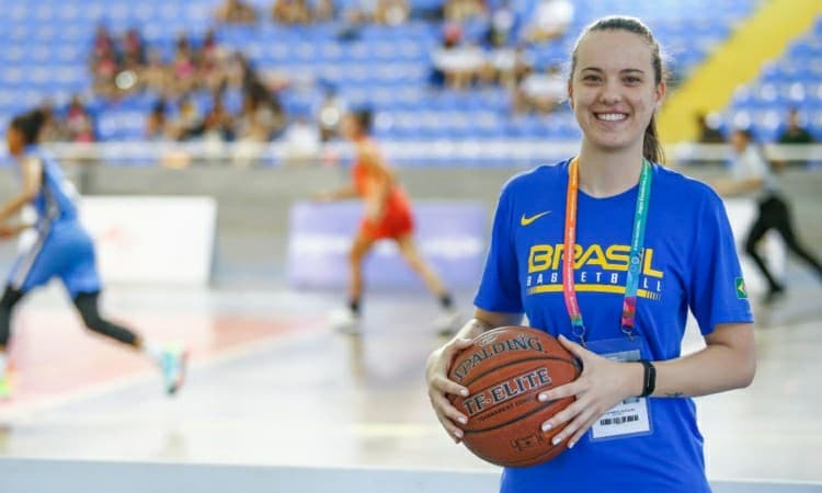 Assistente da sub-16 feminina, Bruna Rodrigues vê talentos nos Jogos Escolares