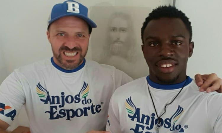 Anjo do Esporte André Brazolin e CBB ajudam jovem refugiado camaronês a realizar o sonho de jogar basquete