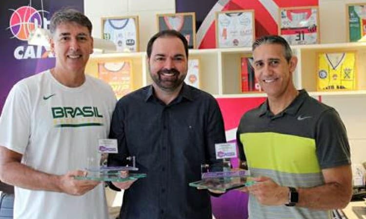 Técnico da Seleção Brasileira, José Neto visita sede da LBF e recebe homenagem