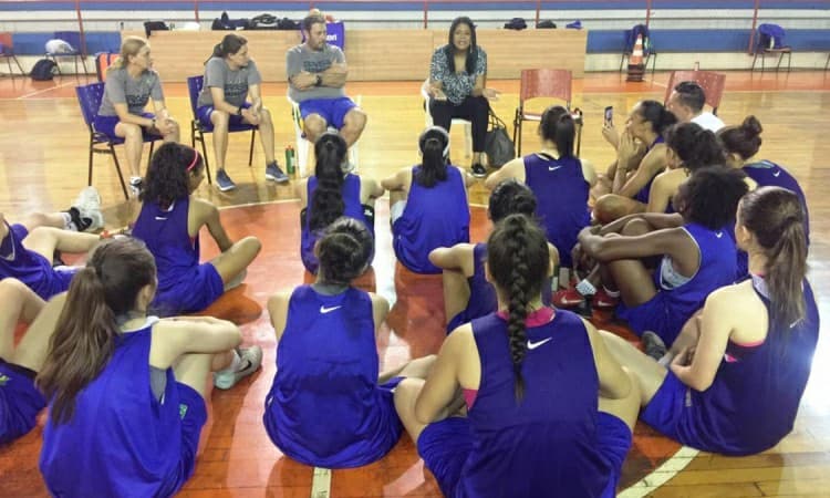 Claudia Pastor e Simone Pontello conversaram com as jogadoras da Seleção Sub-15 Feminina